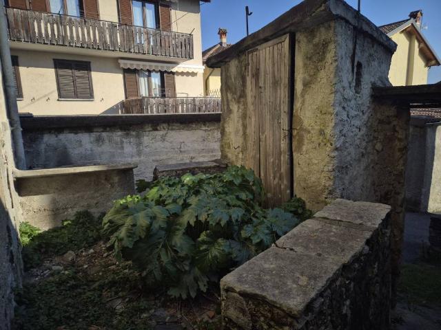 Rustico in vendita a Mossanzonico, Dongo