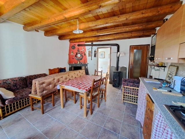 Rustico in vendita a Mossanzonico, Dongo