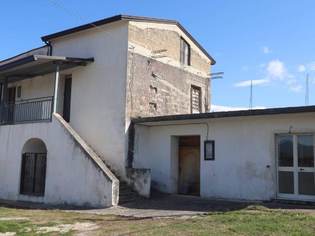 Rustico in vendita a Dugenta, Campania