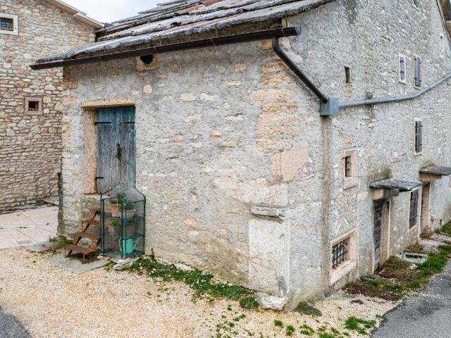 Rustico in vendita a Erbezzo, Veneto