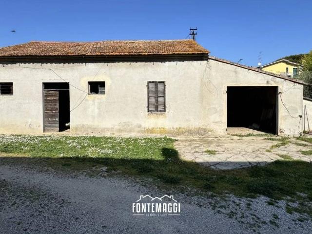Rustico in vendita a Rosciano, Marche