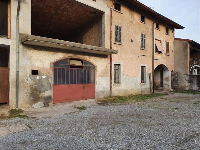 Rustico in vendita a Fenegrò, Lombardia