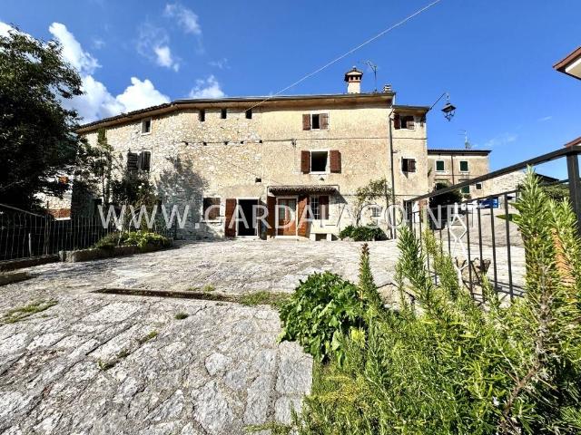 Rustico in vendita a Ferrara Di Monte Baldo, Veneto