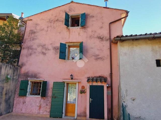 Rustico in vendita a Ferrara Di Monte Baldo, Veneto