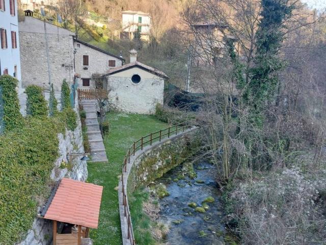 Rustico in vendita a Ferrara Di Monte Baldo, Veneto