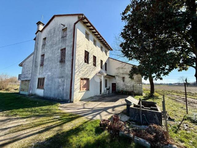 Rustico in vendita a Fiume Veneto, Friuli-Venezia Giulia