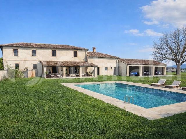 Rustico in vendita a Foligno, Umbria
