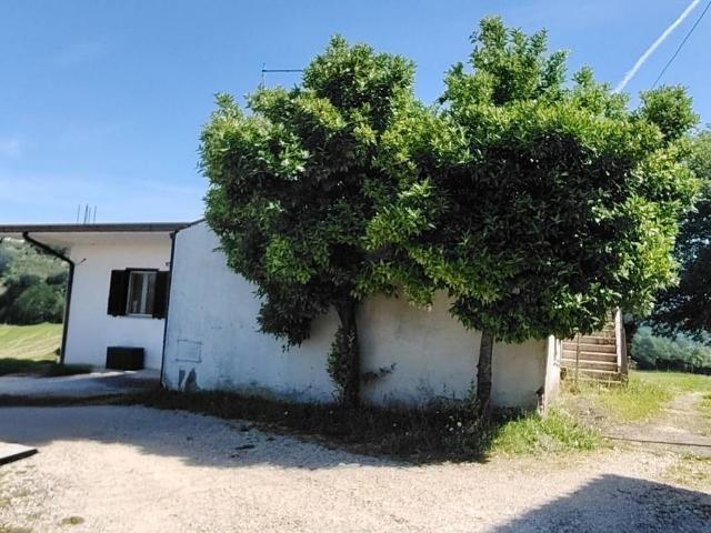 Rustico in vendita a Frosinone, Lazio