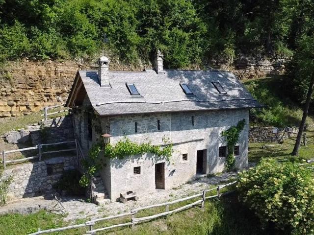 Rustico in vendita a Sant'omobono Imagna, Lombardia