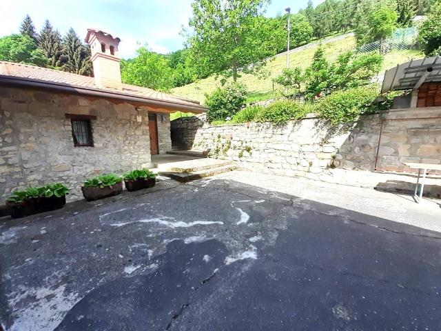 Rustico in vendita a Gazzaniga, Lombardia