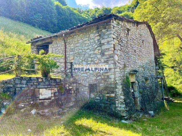 Rustico in vendita a Gazzaniga, Lombardia