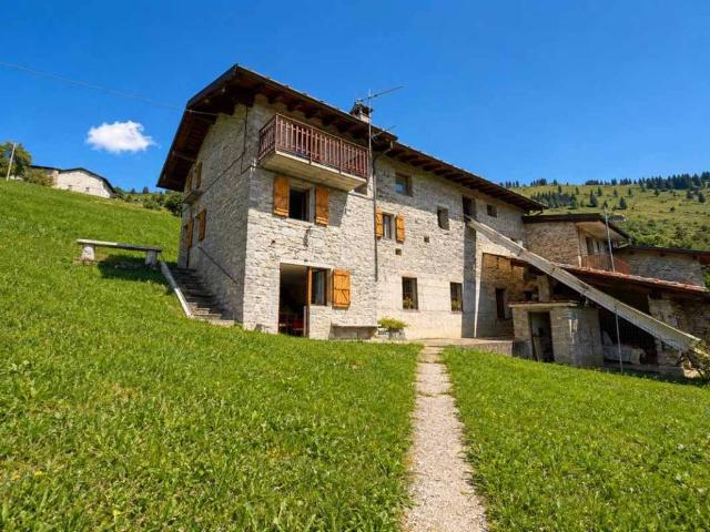 Rustico in vendita a Gorno, Lombardia
