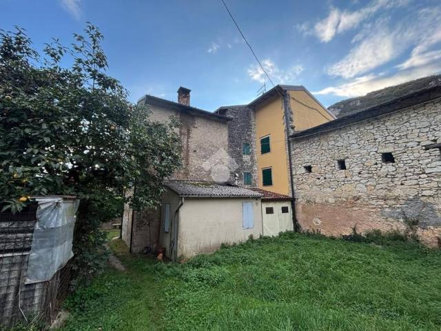 Rustico in vendita a Lughezzano, Bosco Chiesanuova