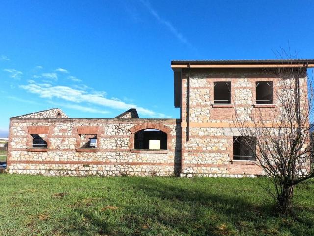 Rustico in vendita a Latina, Lazio