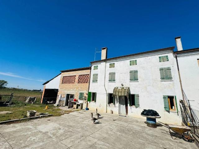 Rustico in vendita a Legnago, Verona