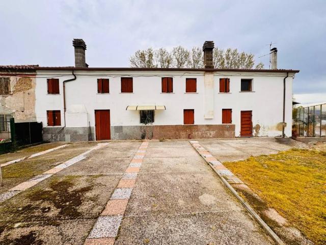 Rustico in vendita a Legnago, Veneto