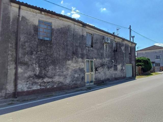 Rustico in vendita a Lendinara, Veneto