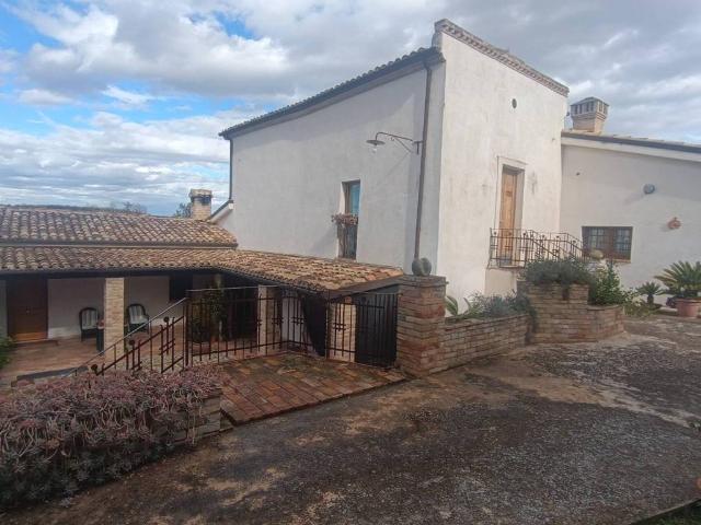Rustico in vendita a Loreto Aprutino, Abruzzo