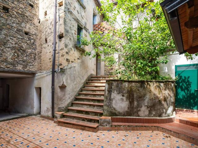 Rustico in vendita a Lustra, Campania