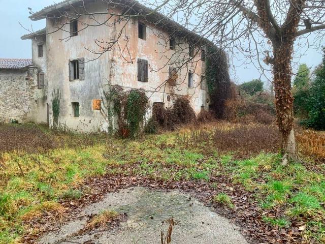 Rustico in vendita a Manzano, Friuli-Venezia Giulia