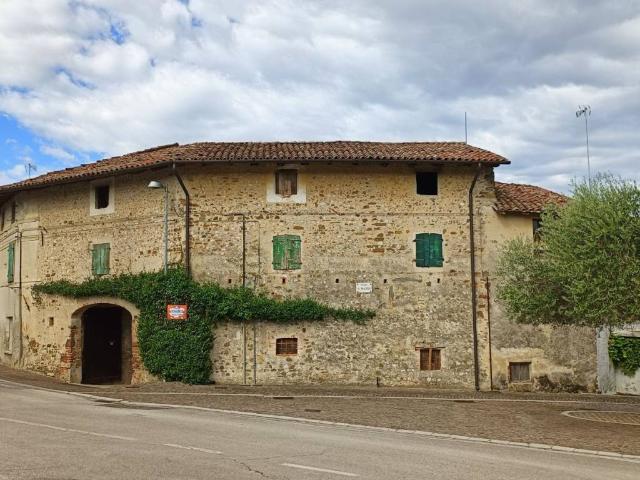 Rustico in vendita a Manzano, Friuli-Venezia Giulia