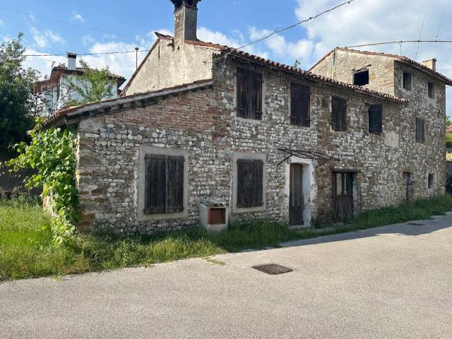 Rustico in vendita a Manzano, Friuli-Venezia Giulia