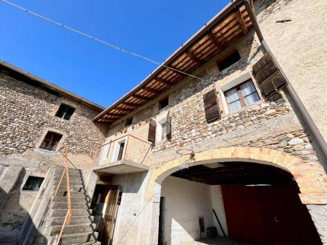 Rustico in vendita a Mereto Di Tomba, Friuli-Venezia Giulia