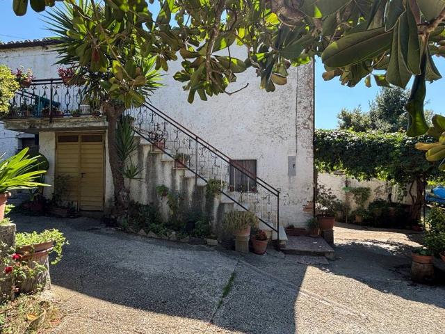Rustico in vendita a Montebuono, Lazio