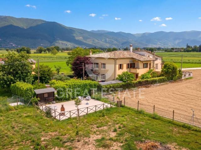 Rustico in vendita a Montefalco, Umbria