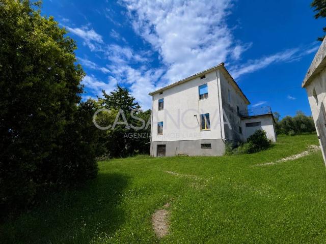 Rustico in vendita a Mosciano Sant'angelo, Abruzzo