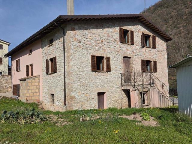 Rustico in vendita a Nocera Umbra, Umbria