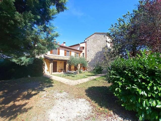 Rustico in vendita a Montecchio, Nocera Umbra