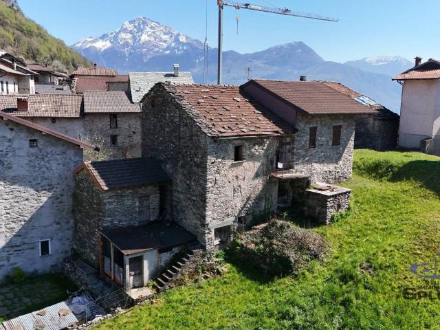 Rustico in vendita a Peglio, Lombardia