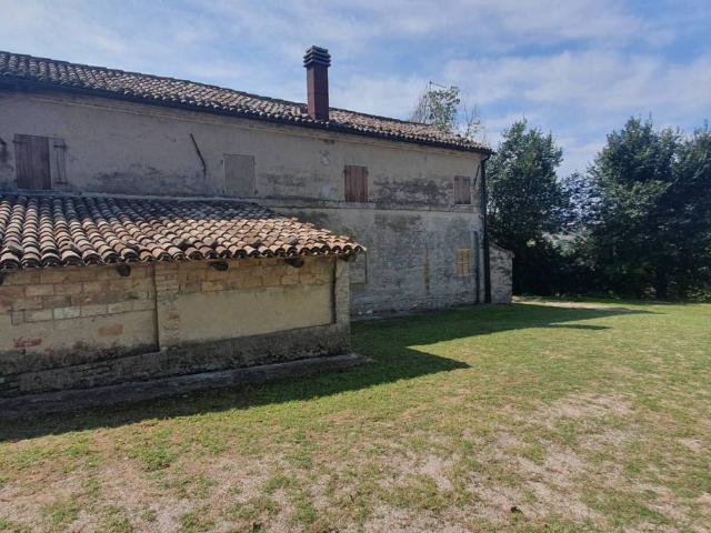 Rustico in vendita a Chiesa di Santa Maria Arzilla, Pesaro
