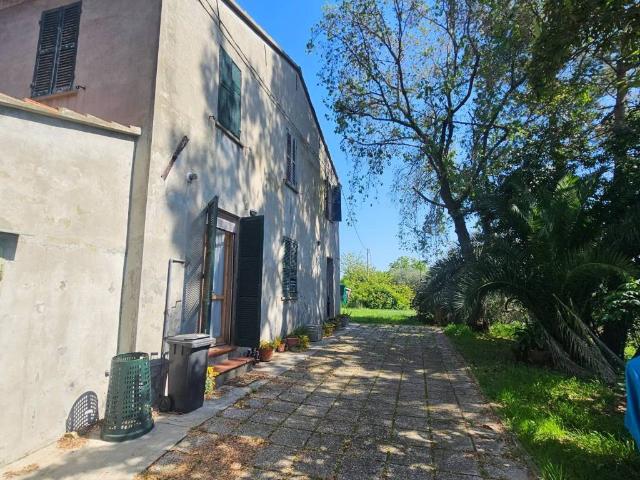 Rustico in vendita a Villa Fastiggi, Marche