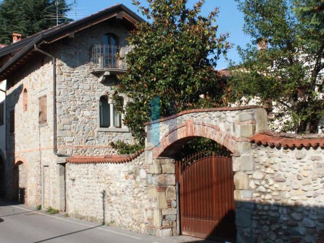 Rustico in vendita a Locate Bergamasco, Ponte San Pietro