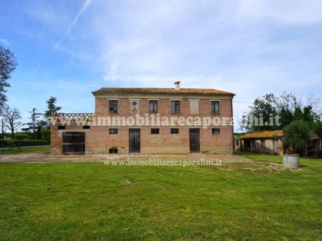 Rustico in vendita a Frazione Sambucheto, Recanati