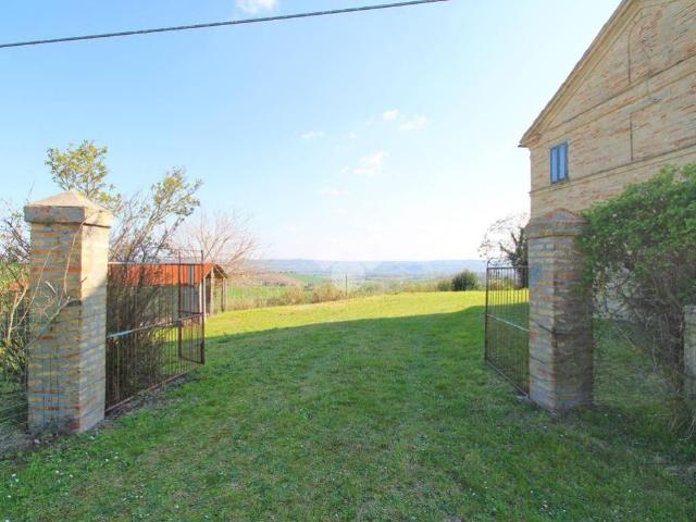 Rustico in vendita a Frazione Sambucheto, Marche