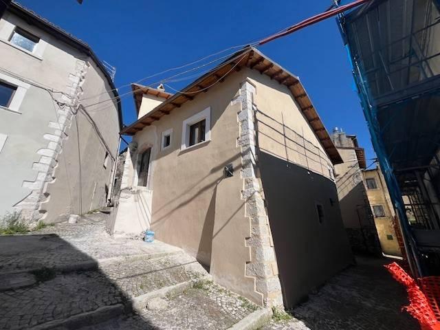 Rustico in vendita a Rocca Di Mezzo, Abruzzo