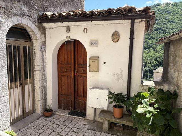 Rustico in vendita a Roccamandolfi, Molise