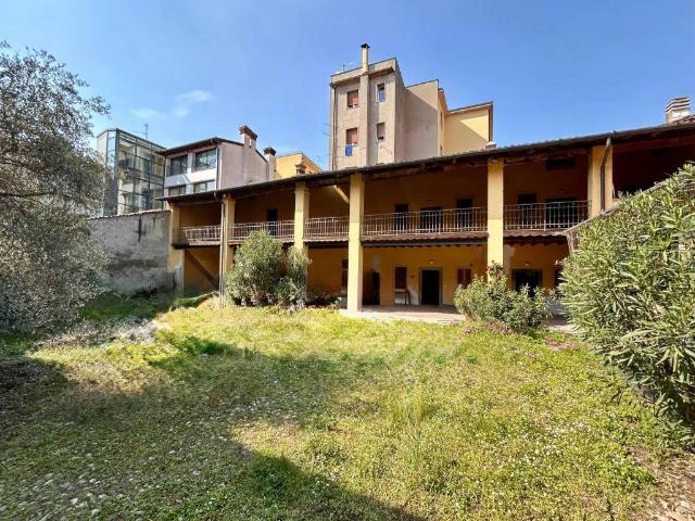 Rustico in vendita a Villaggio Famiglia, Rovato