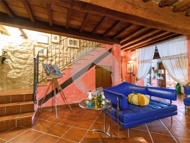 Rustico in vendita a Val d’Enza, Re