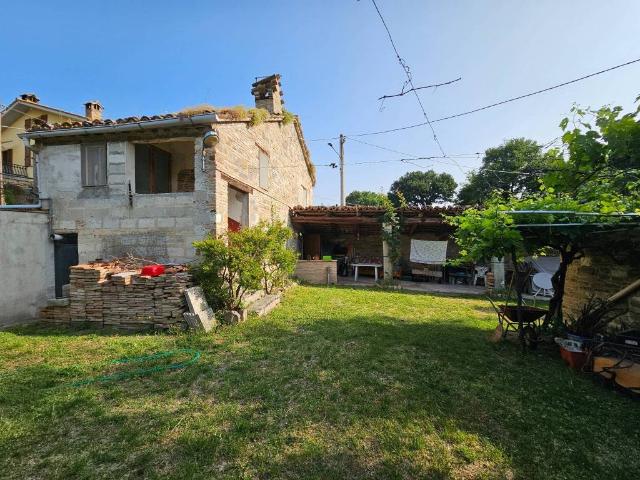 Rustico in vendita a Serrone, Marche