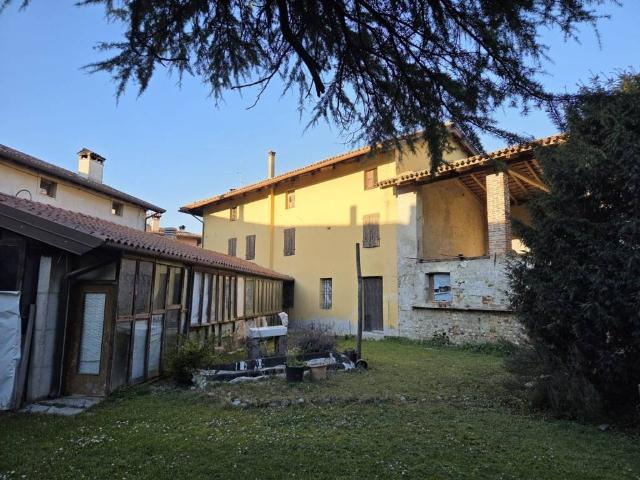 Rustico in vendita a Santa Maria La Longa, Friuli-Venezia Giulia