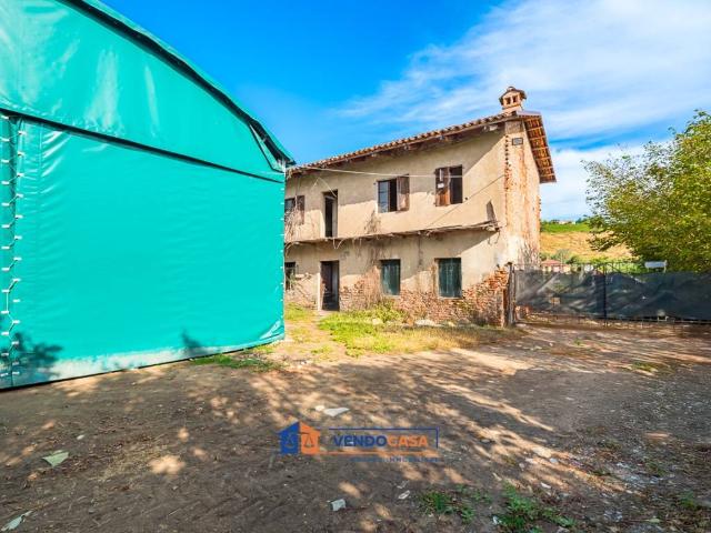 Rustico in vendita a Cinzano, Piemonte