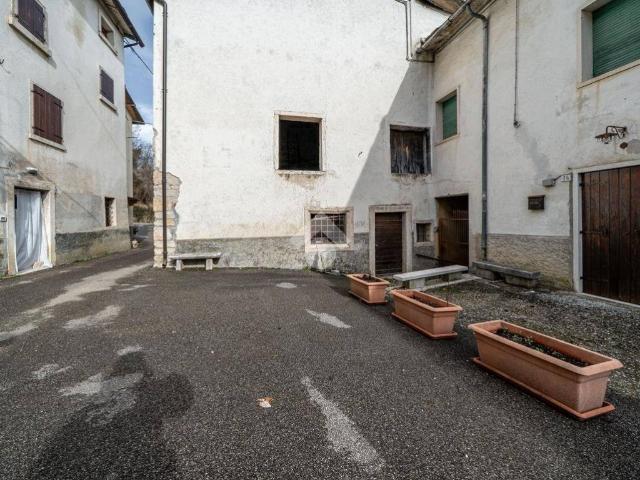 Rustico in vendita a Sant'anna D'alfaedo, Veneto