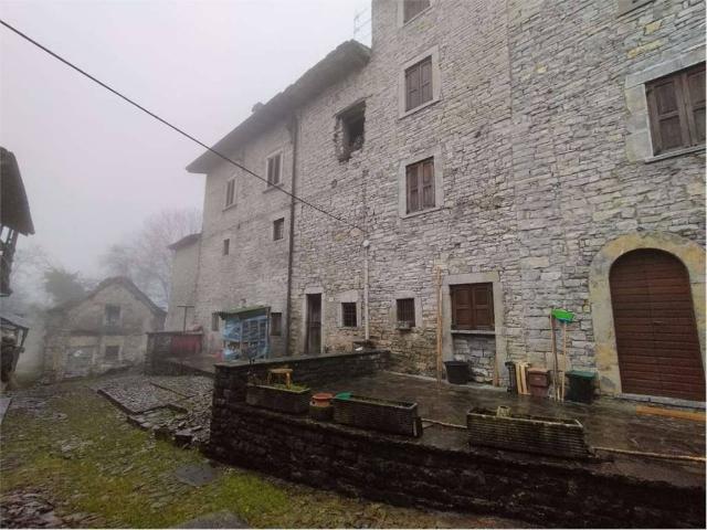 Rustico in vendita a Sant'omobono Imagna, Lombardia