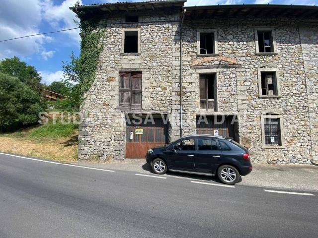 Rustico in vendita a Sant'omobono Imagna, Lombardia