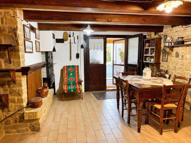 Rustico in vendita a Piano di Sotto, Sarnano