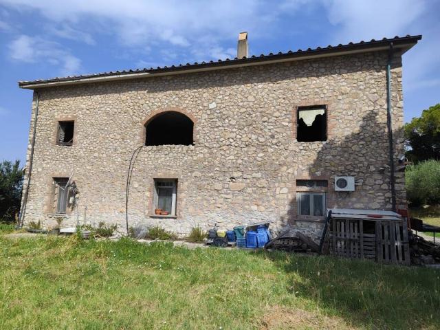 Rustico in vendita a Scandriglia, Lazio